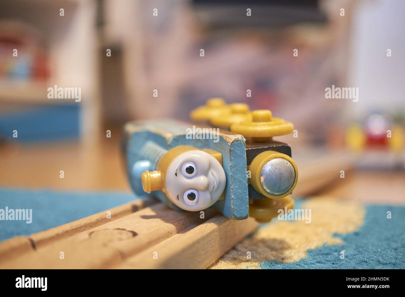 Locomotive en bois Thomas et ses amis en peluche posée sur une piste Banque D'Images