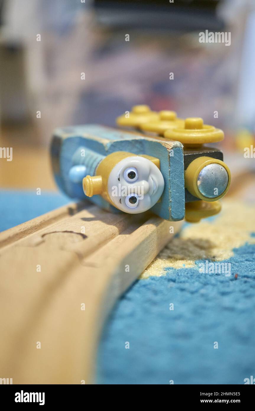 Locomotive en bois Thomas et ses amis en peluche posée sur une piste Banque D'Images