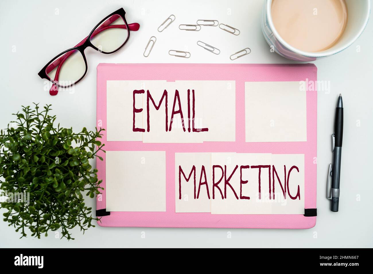 Affiche affichant le marketing par e-mail. Mot pour envoyer un message commercial à un groupe d'affichage en utilisant des fournitures de bureau de courrier sur le bureau avec clavier et Banque D'Images