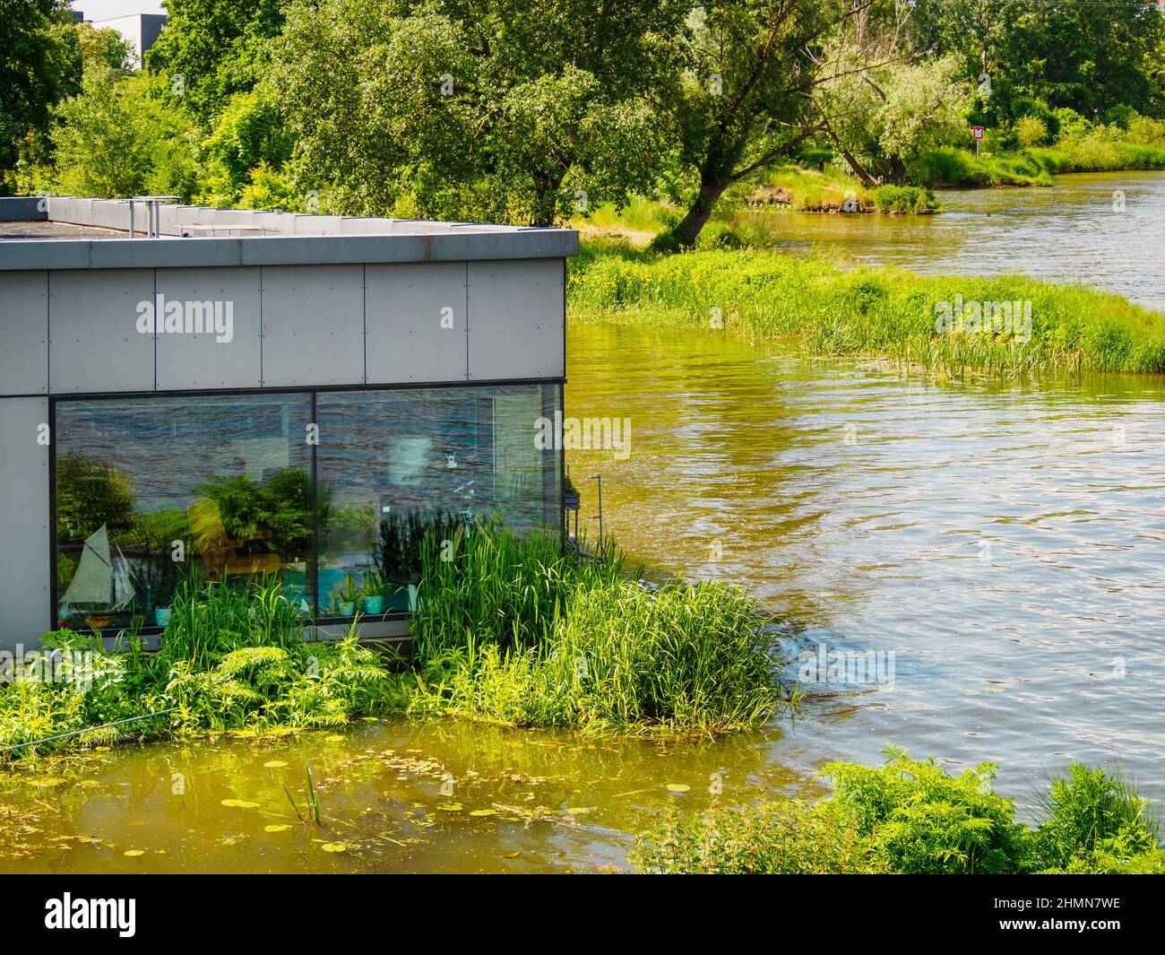 maison flottante ou maison sur l'eau dans une roseaux sur une rivière dans une ville, vie contemporaine Banque D'Images