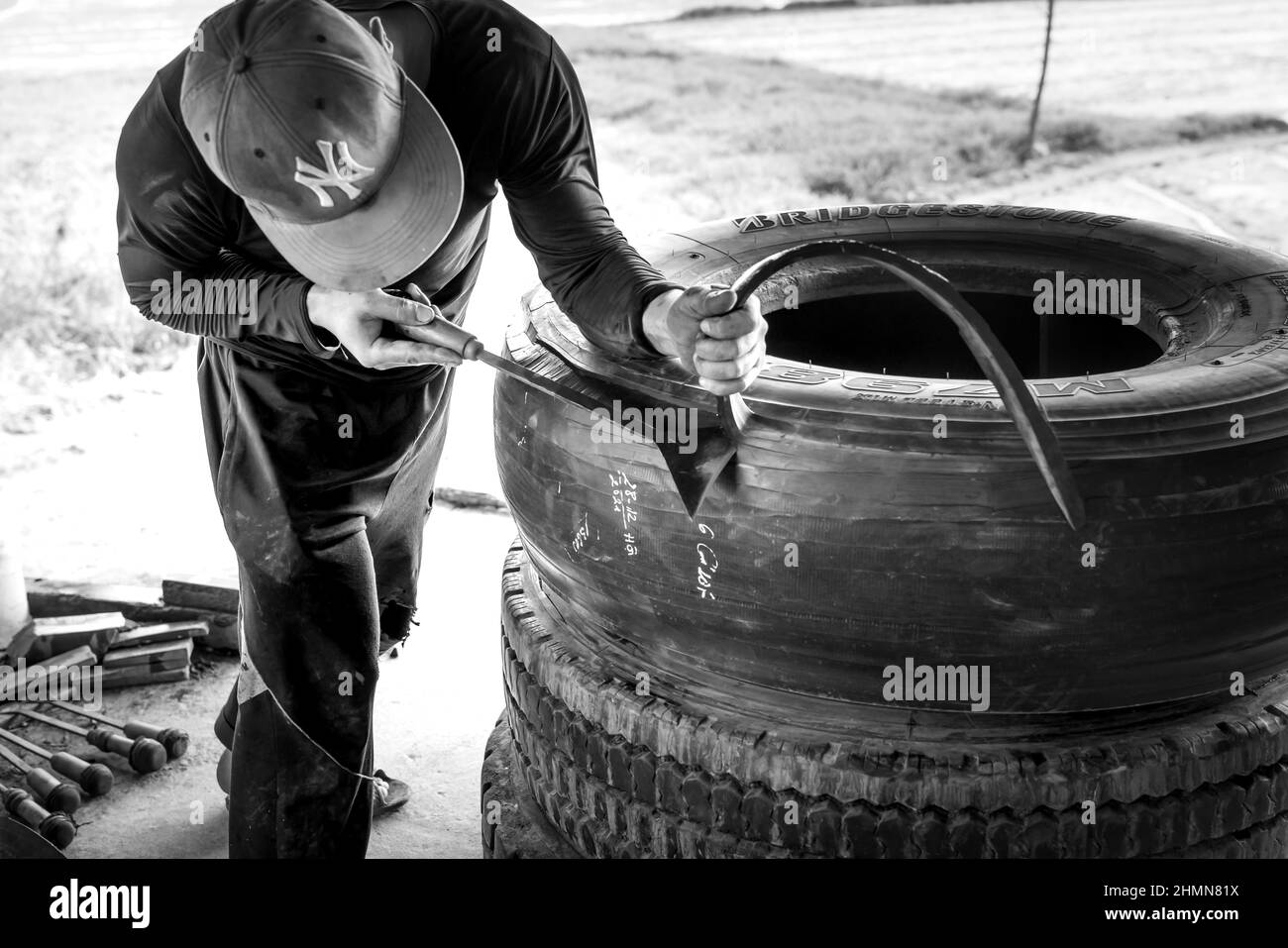 Son Tinh, Quang Ngai, Vietnam - 31 décembre 2021 : les travailleurs travaillent dans une ancienne usine de recyclage de pneus de voiture dans le district de son Tinh, province de Quang Ngai, Vietna Banque D'Images