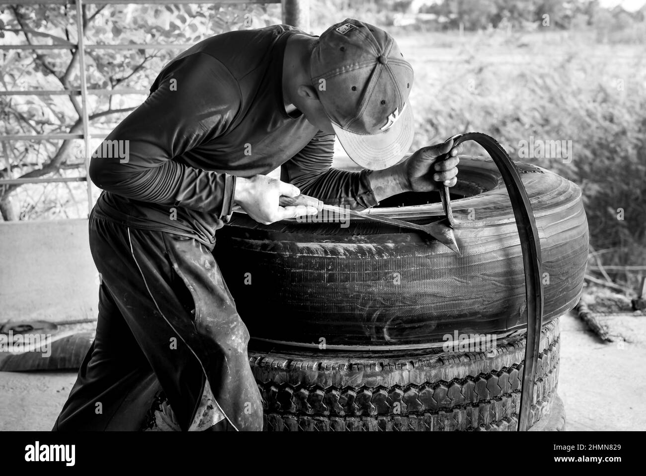 Son Tinh, Quang Ngai, Vietnam - 31 décembre 2021 : les travailleurs travaillent dans une ancienne usine de recyclage de pneus de voiture dans le district de son Tinh, province de Quang Ngai, Vietna Banque D'Images