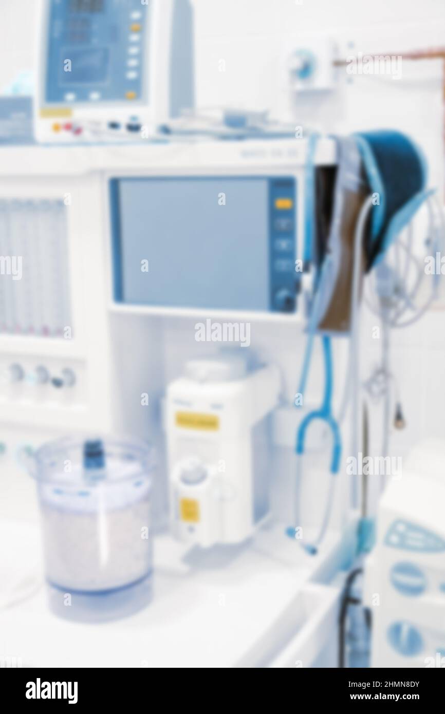 Salle d'opération intérieure floue et équipement moderne dans l'hôpital.dispositif médical pour chirurgien chirurgical urgence patient dans le style de ton bleu.Save Banque D'Images
