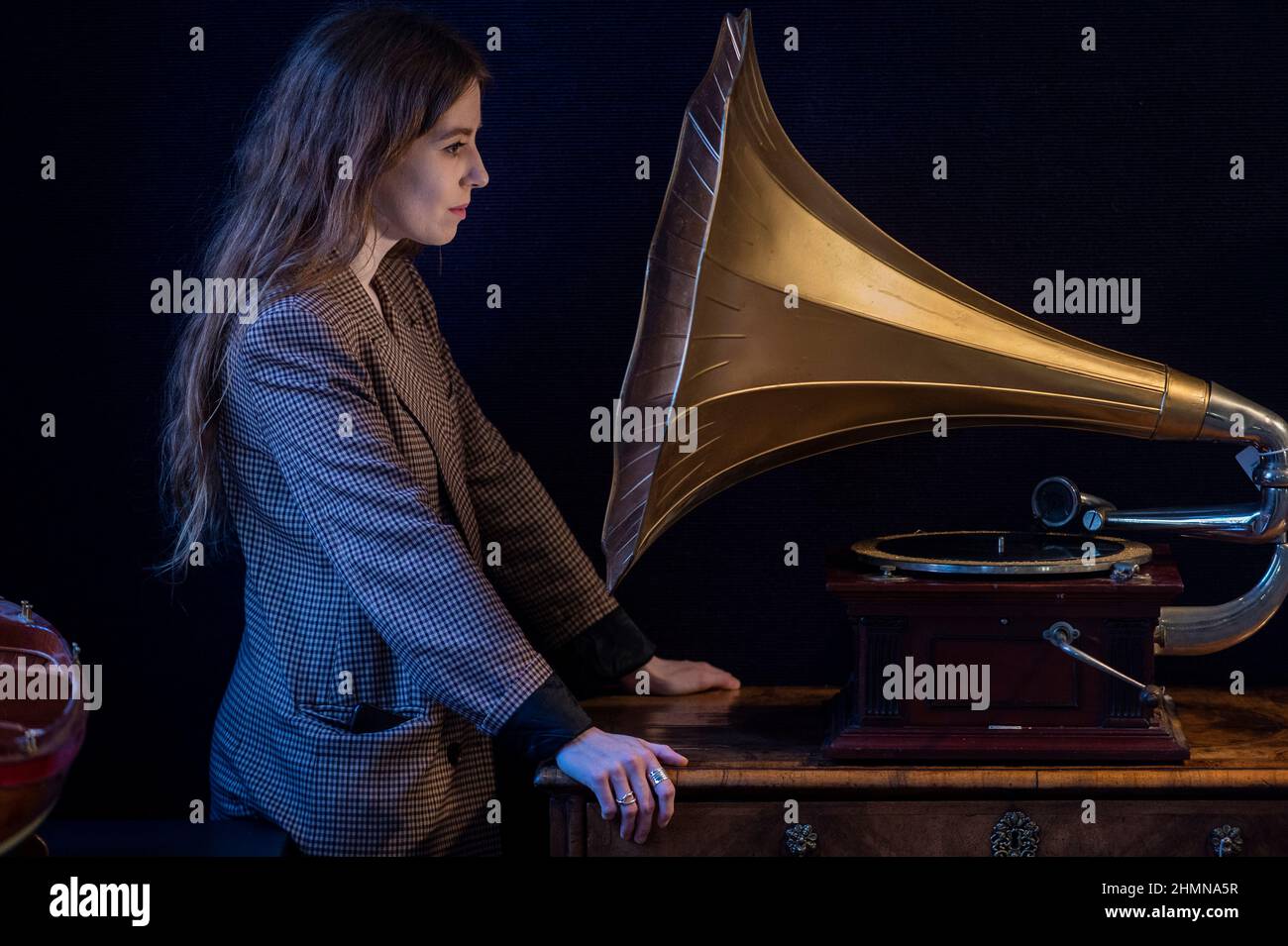 Londres, Royaume-Uni. 11 février 2022. Un membre du personnel pose avec “Un Gramophone & Typwriter Ltd Senior Monarch Horn Gramophone”, vers 1907 (est. £700 - 1 000 £). Aperçu de la vente de la Bibliothèque Connoisseur qui aura lieu à la salle de vente Bonhams Knightsbridge les 15 et 16 février. Credit: Stephen Chung / Alamy Live News Banque D'Images