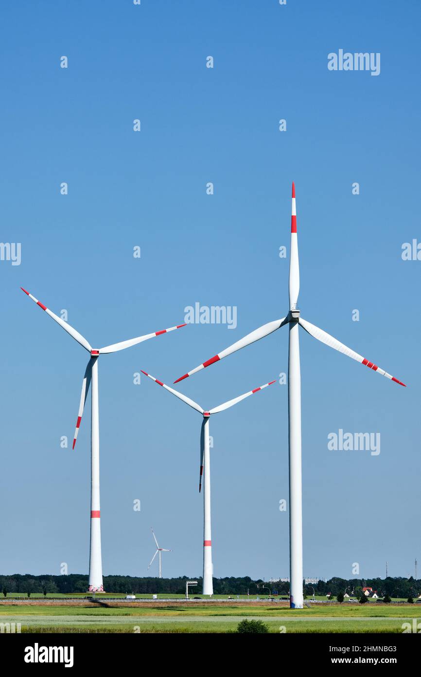 Centrales éoliennes en Allemagne devant un ciel bleu Banque D'Images