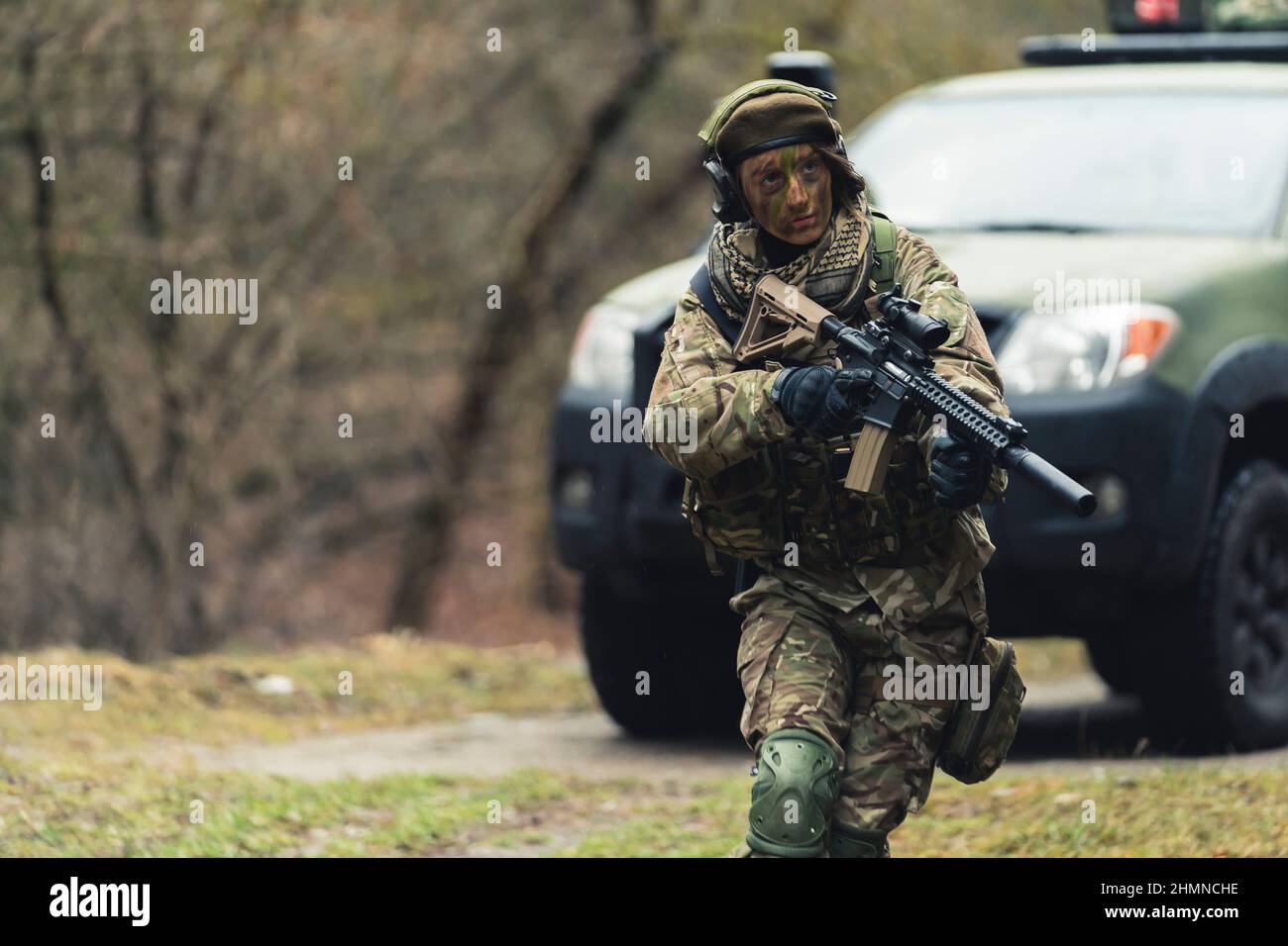 Sur la défensive de la route tir au coin par dame soldat . Photo de haute qualité Banque D'Images