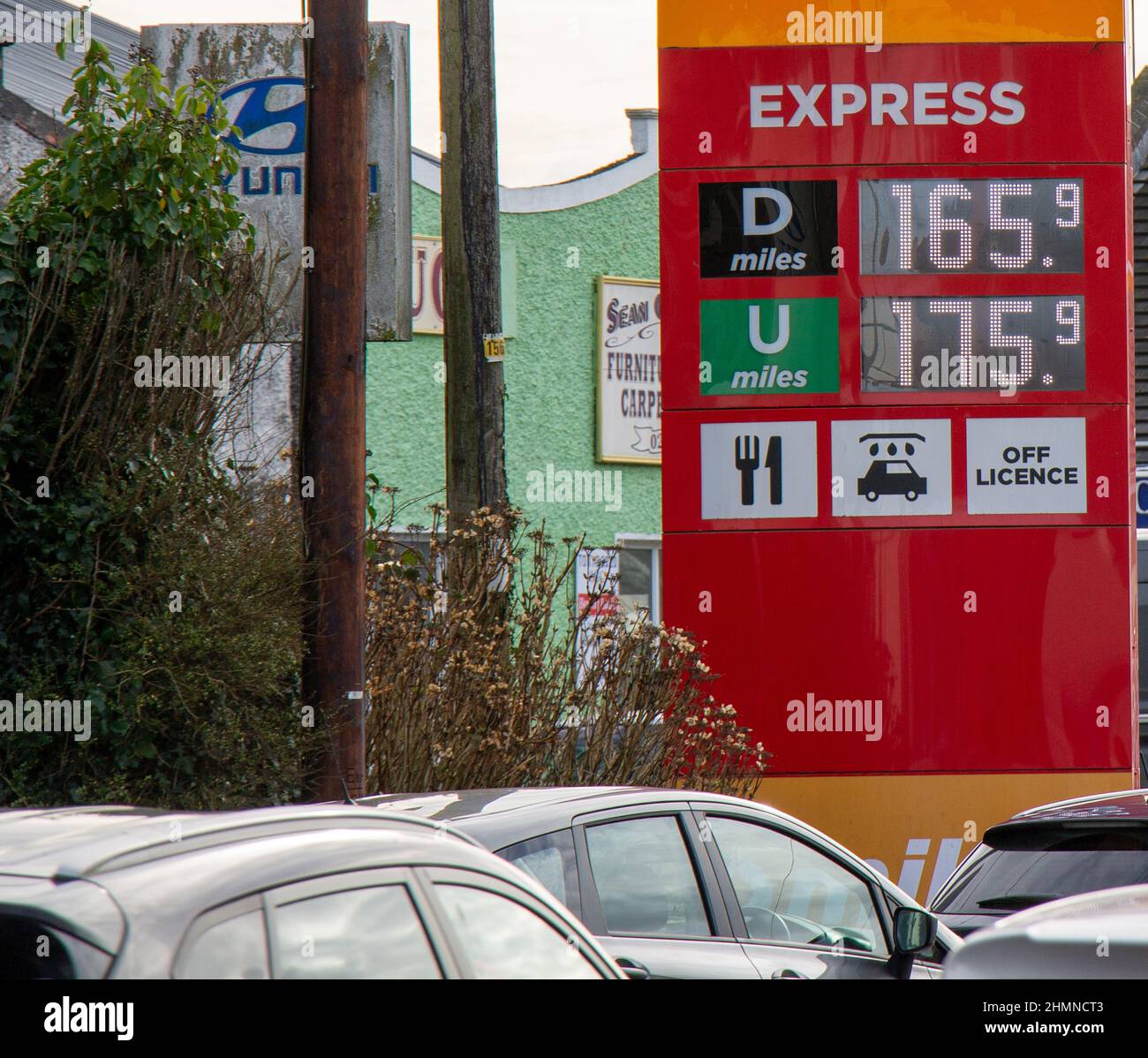 Affiche de prix du carburant pour la station-service Banque D'Images