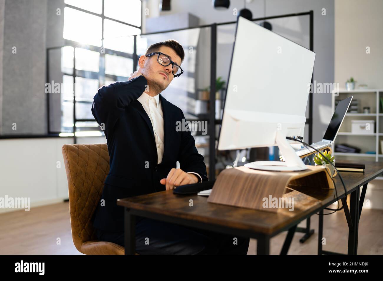Douleur de cou mauvaise posture stress de travail de bureau d'ordinateur Banque D'Images