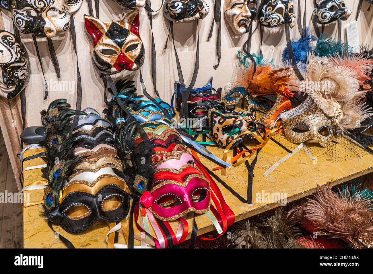 Venise, Italie. 11th févr. 2022. Une exposition de masque maché à l'atelier  CA Macana qui fait des masques de carnaval vénitien qui ont été présentés  dans des productions importantes de film comme