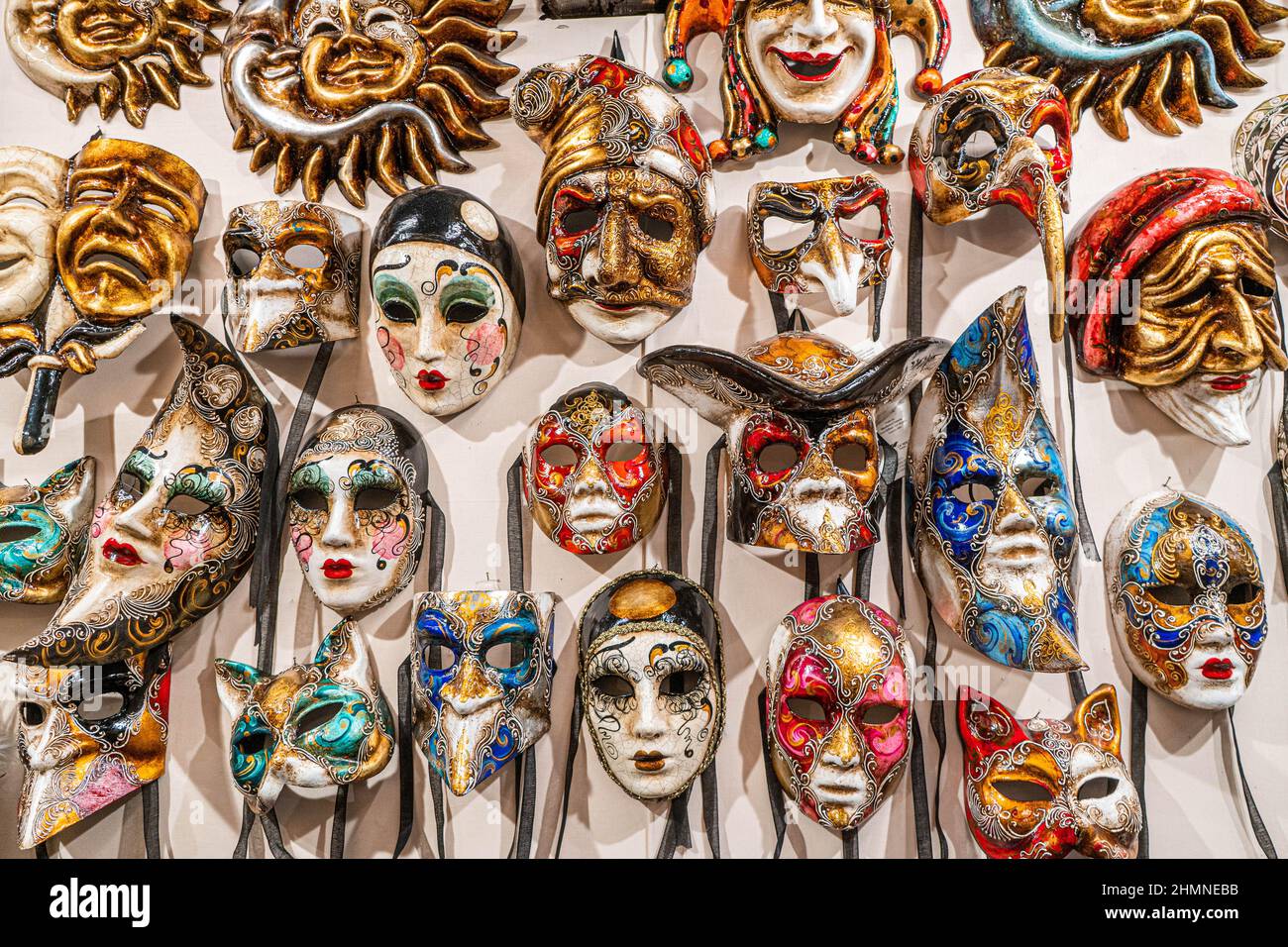 Venise, Italie. 11th févr. 2022. Une exposition de masque maché à l'atelier  CA Macana qui fait des masques de carnaval vénitien qui ont été présentés  dans des productions importantes de film comme