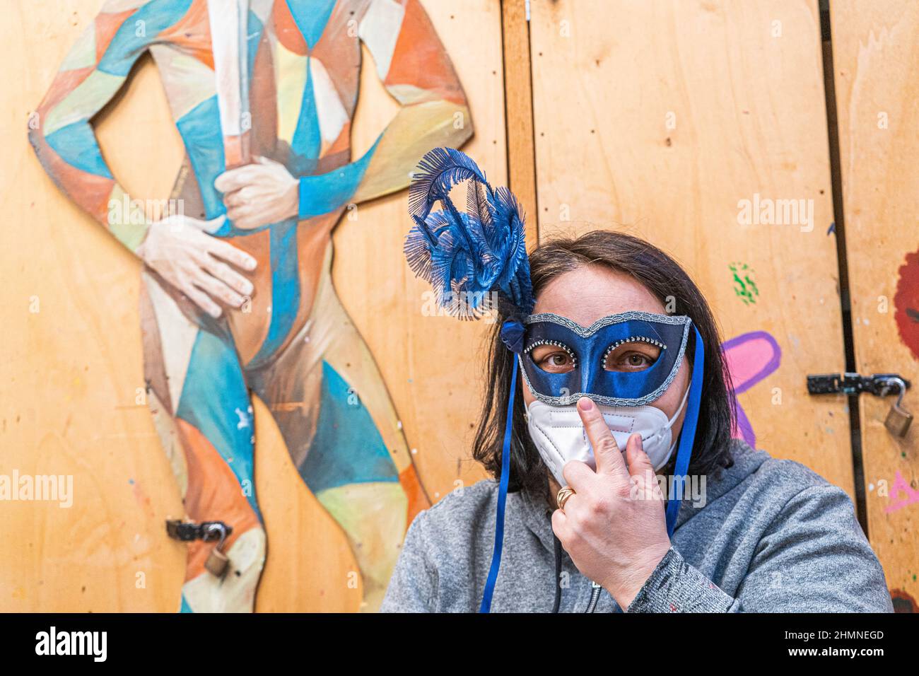 Venise, Italie. 11th févr. 2022. L'artiste Veronica Handcrarr donne un  masque de maque de papier qu'elle a préparé à l'atelier CA Macana qui masque  les masques de carnaval vénitien qui ont été