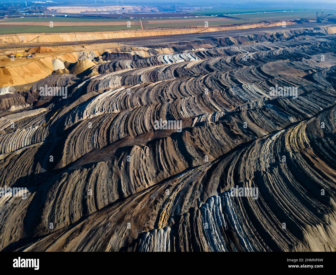 Matériel minier dans une mine de charbon brun à ciel ouvert près de Garzweiler, en Allemagne.Vue aérienne Banque D'Images