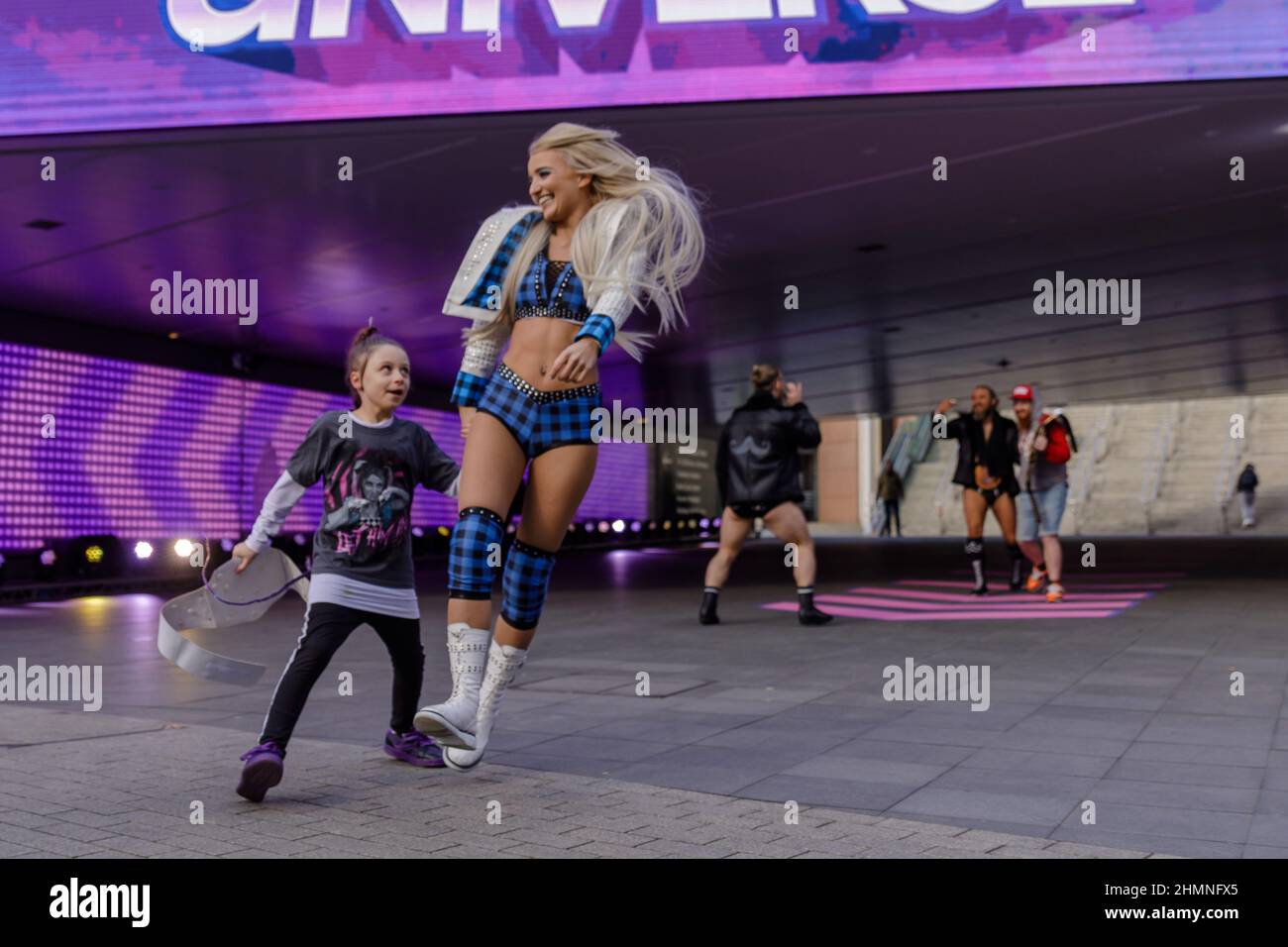 Olympic Way, Wembley Park, Royaume-Uni. 11th février 2022. WWE Superstar Xia Brookside faisant une entrée sur la voie olympique avec Amelia Bowman de 7 ans, avec Bianca Belair Hair, qui a voyagé avec Dad, dans le bus de nuit de Newcastle en particulier pour les événements d'aujourd'hui. BT Sport donne aux fans de WWE la chance de jouer leur propre moment d'entrée lors d'un événement pop-up « Enter the Universe » sur Wembley Way, Londres. Amanda Rose/Alamy Live News Banque D'Images