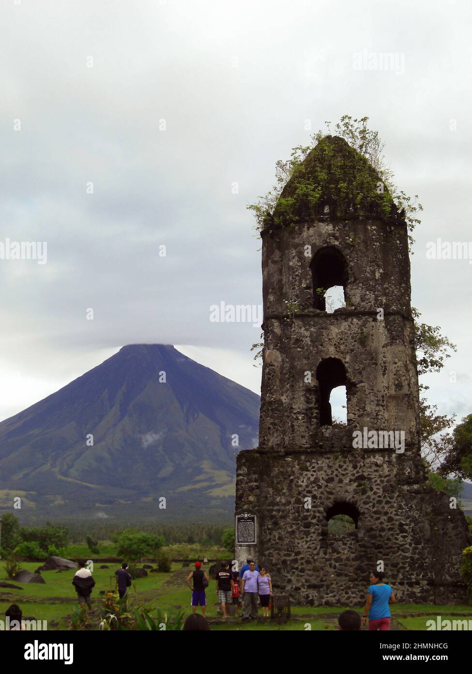 Ancien clocher historique en face du mont Mayon sur les ruines de Cagsawa près de Legazpi aux Philippines le 18 janvier 2012 Banque D'Images