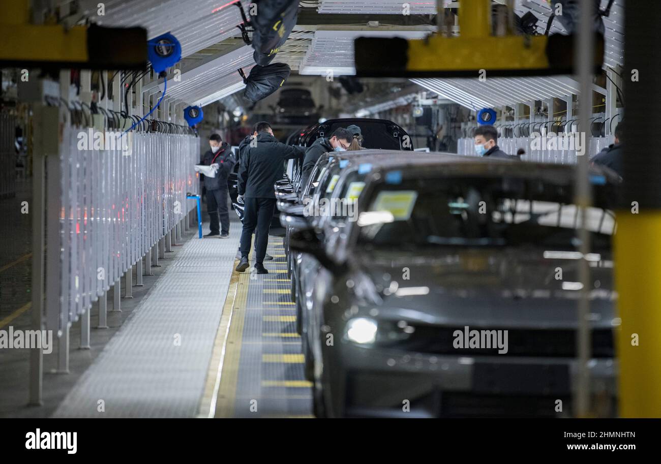 ZHANGJIAKOU, CHINE - le 11 FÉVRIER 2022 - les travailleurs vérifient les véhicules finis dans une usine automobile de Lynk à Zhangjiakou, province de Hebei, en Chine du Nord Banque D'Images