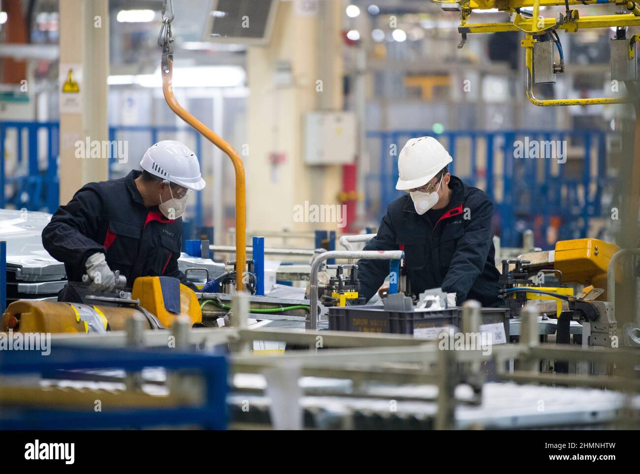 ZHANGJIAKOU, CHINE - le 11 FÉVRIER 2022 - des ouvriers ont effectué une soudure dans une usine automobile de lynk à Zhangjiakou, dans la province de Hebei, en Chine du Nord, le 11 février 2022. Banque D'Images