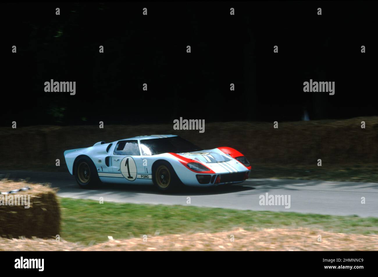 Le Ford GT40 Mk 2 qui a terminé deuxième dans la course de 24 heures du Mans 1967, en action au Goodwood Festival of Speed 2003. Banque D'Images