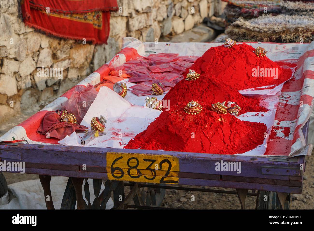 Poudre colorée utilisée pour les rituels hindous, Foire de chameau de Pushkar, Rajasthan, Inde Banque D'Images