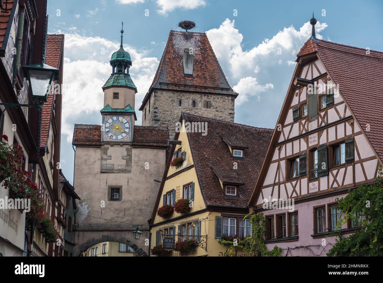 Rothenburg ob der Tauber, Bavière - Allemagne - 08 08 2018: Touristes marchant dans les rues de la vieille ville Banque D'Images