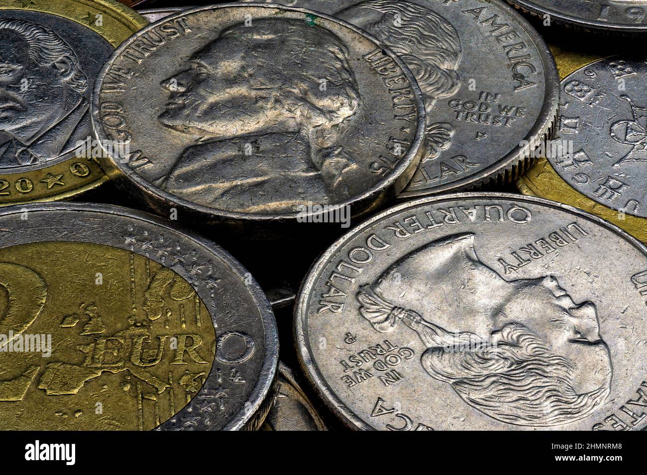 Euro et Dollar coin pile gros plan macro dans Dieu nous Tust Banque D'Images
