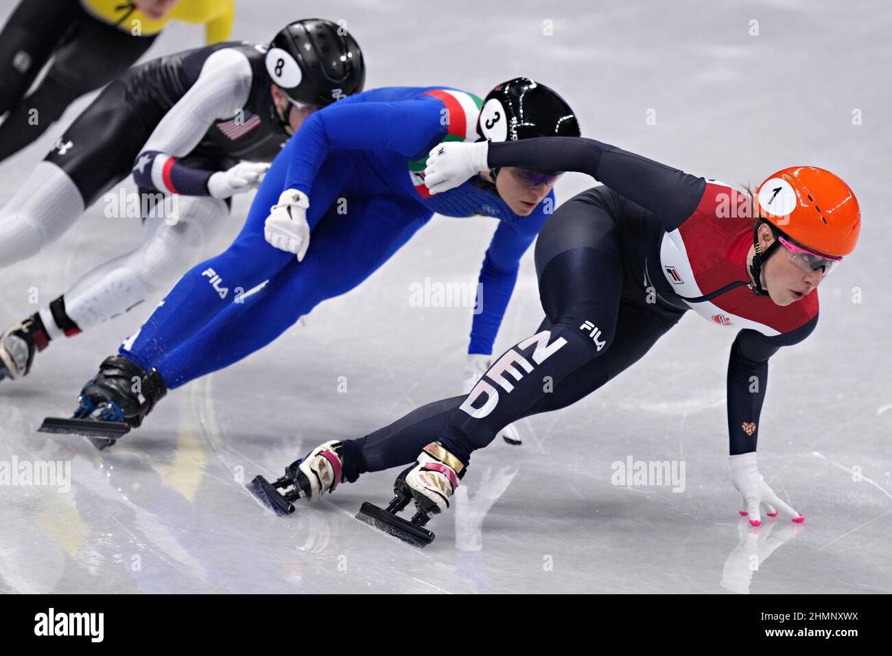 Pékin, Chine. 11th févr. 2022. Suzanne Schuling, des pays-Bas, n° 1, avance à la finale de patinage de vitesse sur piste courte 1000m des femmes, au stade intérieur de la capitale, aux Jeux olympiques d'hiver de Beijing 2022, le vendredi 11 février 2022. Suzanne Scholing, des pays-Bas, a remporté la médaille d'or, Minjeong Choi, de Corée du Sud, la médaille d'argent et Hanne Desmet, de Belgique, la médaille de bronze. Photo de Richard Ellis/UPI crédit: UPI/Alay Live News Banque D'Images