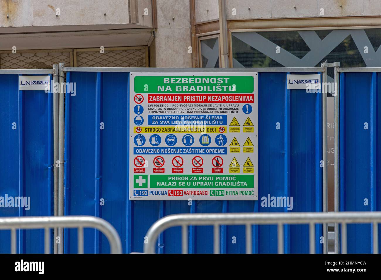 Belgrade, Serbie - 05 septembre 2021 : Commission de sécurité obligatoire des équipements de protection à la barrière du chantier de construction. Banque D'Images Belgrade, Serbie - 05 septembre 2021 : Commission de sécurité obligatoire des équipements de protection à la barrière du chantier de construction. Banque D'Images