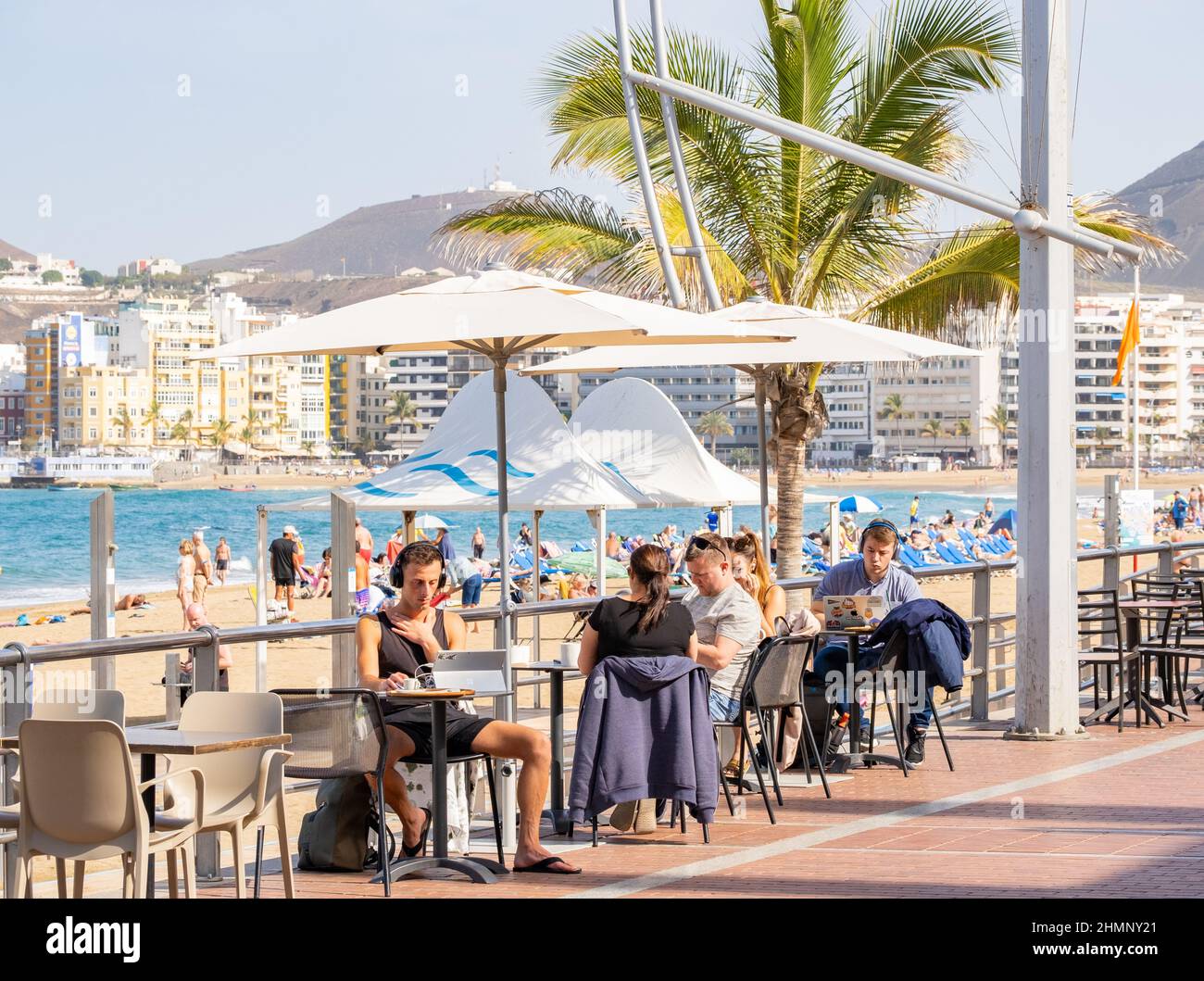 Las Palmas, Gran Canaria, îles Canaries, Espagne. 11th février 2022.  Touristes, beaucoup du Royaume-Uni, se prélassant dans un soleil glorieux  sur la plage de la ville de Las Palmas sur Gran Canaria,
