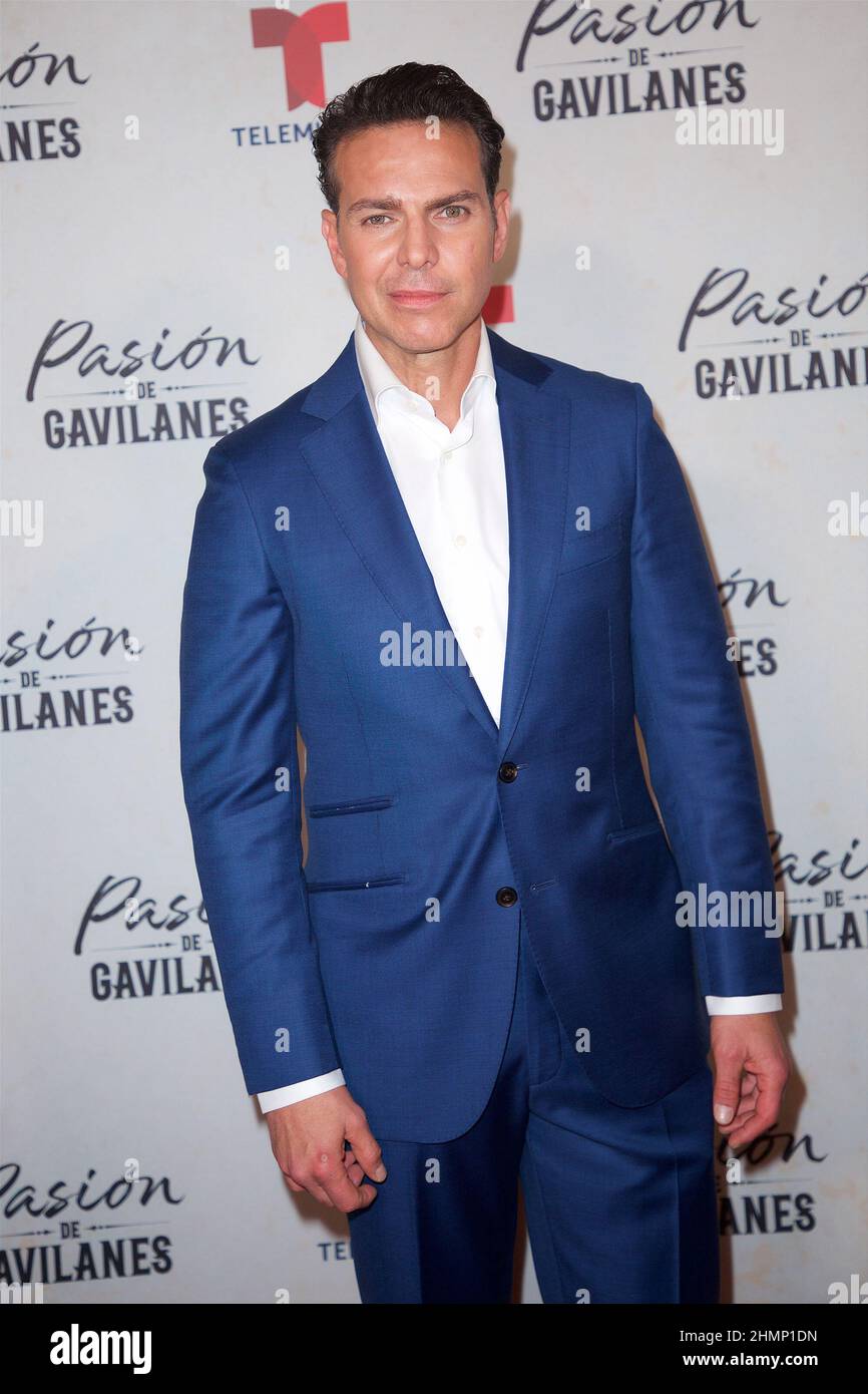 MIAMI, FL-FEB 10: Juan Alfonso Baptista marche le tapis rouge à la projection de la Psion de Gavilanes 2 par Telemundo Miami le 10 février 20222 à Miami, Floride. (Photo d'Alberto E. Tamargo/Sipa USA) Banque D'Images