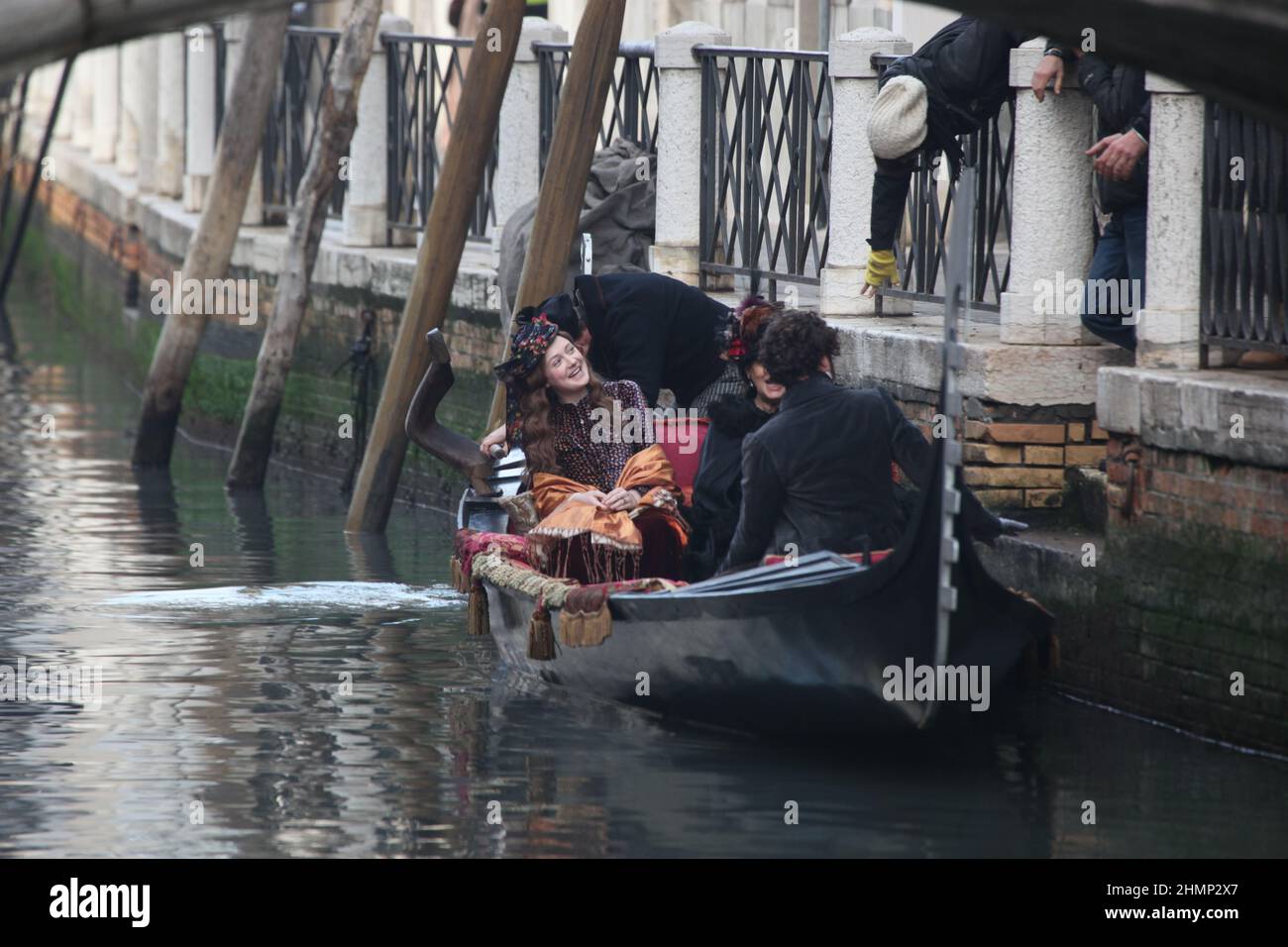 L'actrice Dakota Fannin, l'actrice Claudua Cardinale et l'actrice Riccardo Scamarcio pendant le tournage du film Effie Gray à Venise. Banque D'Images