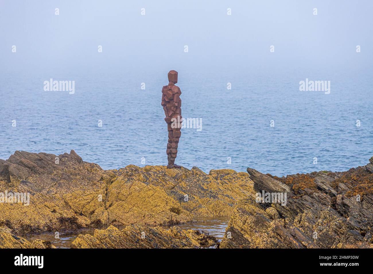 SAISISSEZ une sculpture en fonte d'Anthony Gormley face à une brume marine entrante au-dessus du Kilbannan Sound nr Saddell sur la péninsule de Kintyre, Argyll & Bute Banque D'Images