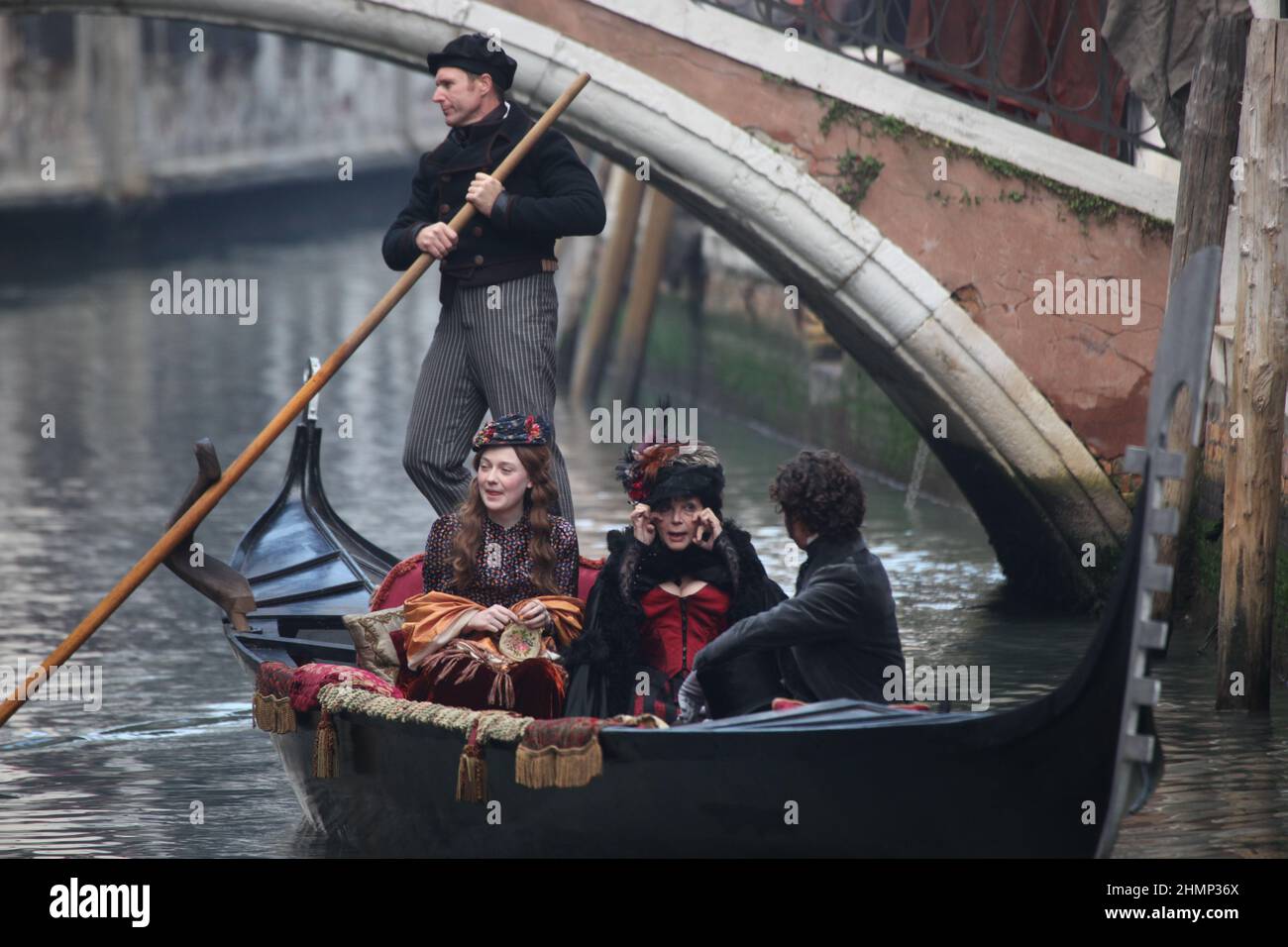 L'actrice Dakota Fannin, l'actrice Claudua Cardinale et l'actrice Riccardo Scamarcio pendant le tournage du film Effie Gray à Venise. Banque D'Images
