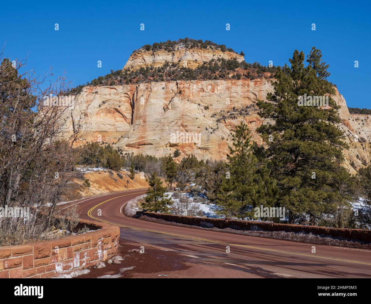 Falaises le long de la Zion-Mount Carmel Highway, Utah Highway 9, en hiver, parc national de Zion, Utah. Banque D'Images