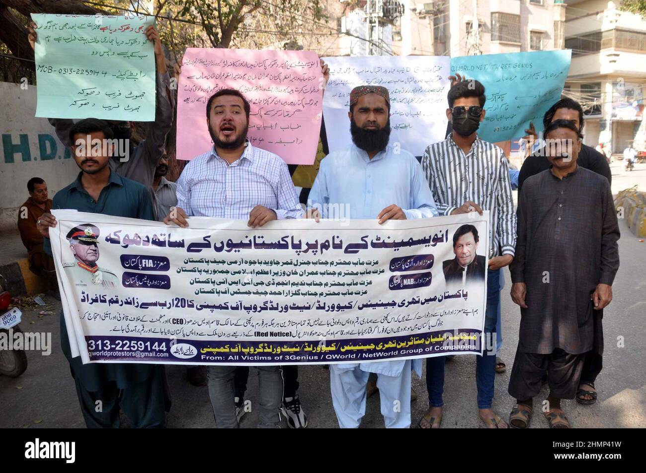 Pakistan. 11th févr. 2022. HYDERABAD, PAKISTAN, FÉVRIER 11: Des membres de toutes les victimes du 3Genius/Qworld/Networld Group of Companies tiennent une manifestation contre leur fraude, au club de presse d'Hyderabad le vendredi 11 février 2022. (Images Sajjad Zaidi/PPI). Credit: Asianet-Pakistan/Alamy Live News Banque D'Images