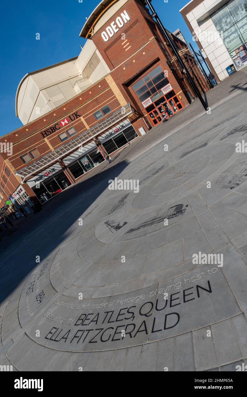 Nouvelle attraction de cercle de pierres d'orientation au sommet de High Street à Southend on Sea, Essex, Royaume-Uni, présentant l'histoire et les attractions locales Banque D'Images