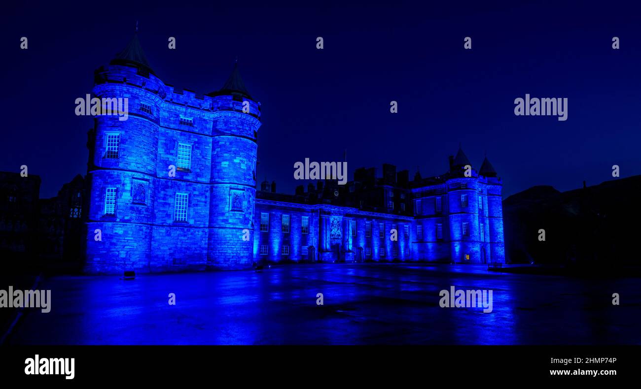 Le Palais de Holyrood House dans la ville d'Edimbourg, en Écosse - éclairé en bleu pour la Saint Andrew's Day. Banque D'Images