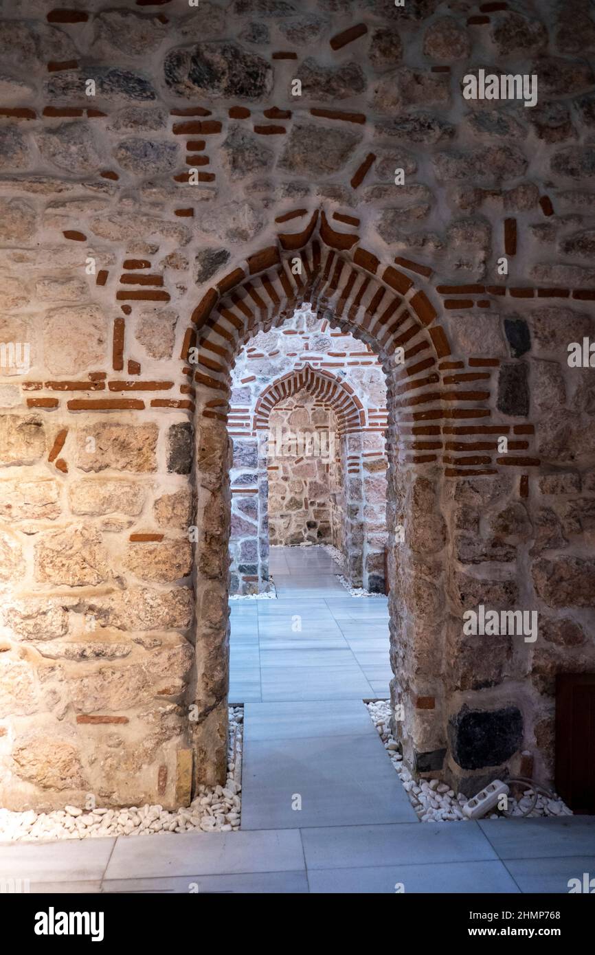Ortakoy, Istanbul - TURQUIE - février 11 2022 : l'exposition "lignes de site" qui rassemble l'art, l'histoire de l'art, l'archéologie et l'anthropologie Banque D'Images