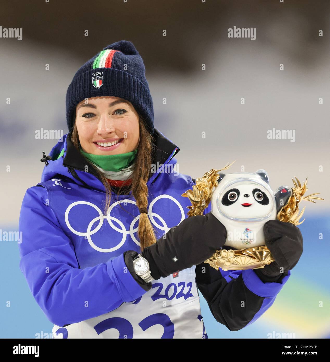 Zhangjiakou, province chinoise du Hebei. 11th févr. 2022. Dorothea Wierer, d'Italie, célèbre la troisième place du sprint féminin de biathlon 7,5km au National Biathlon Centre de Zhangjiakou, dans la province de Hebei, dans le nord de la Chine, le 11 février 2022. Crédit : Ding Ting/Xinhua/Alay Live News Banque D'Images