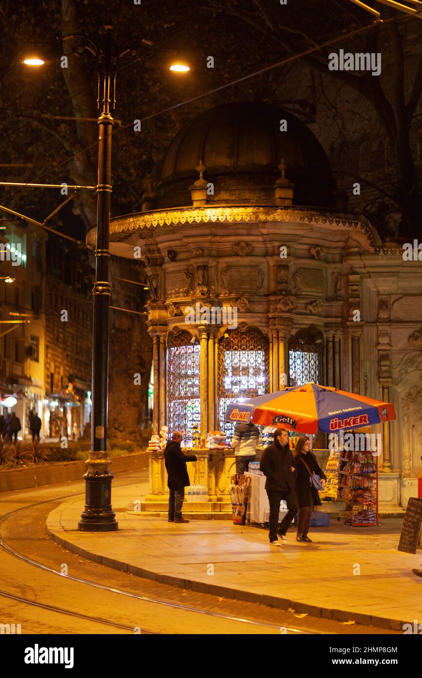 Sultanahmet, Istanbul, Turquie - 6 décembre 2014 : kiosque historique de nuit dans le style baroque ottoman Banque D'Images