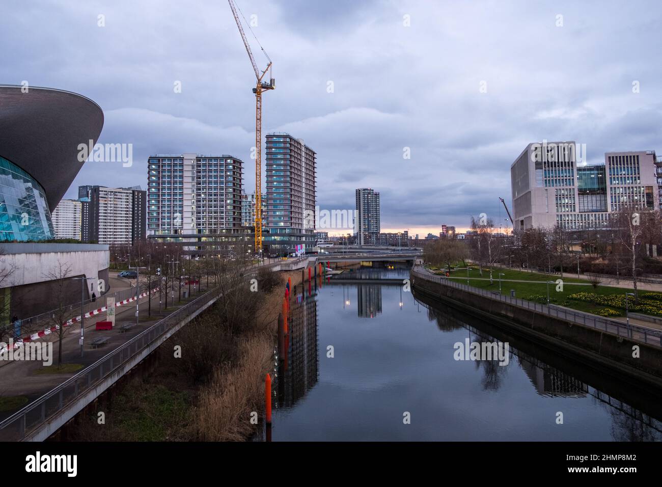 Vue vers le sud sur la rivière Waterworks à côté de la piscine olympique, avec les nouveaux bâtiments de l'UCL est sur la gauche Banque D'Images