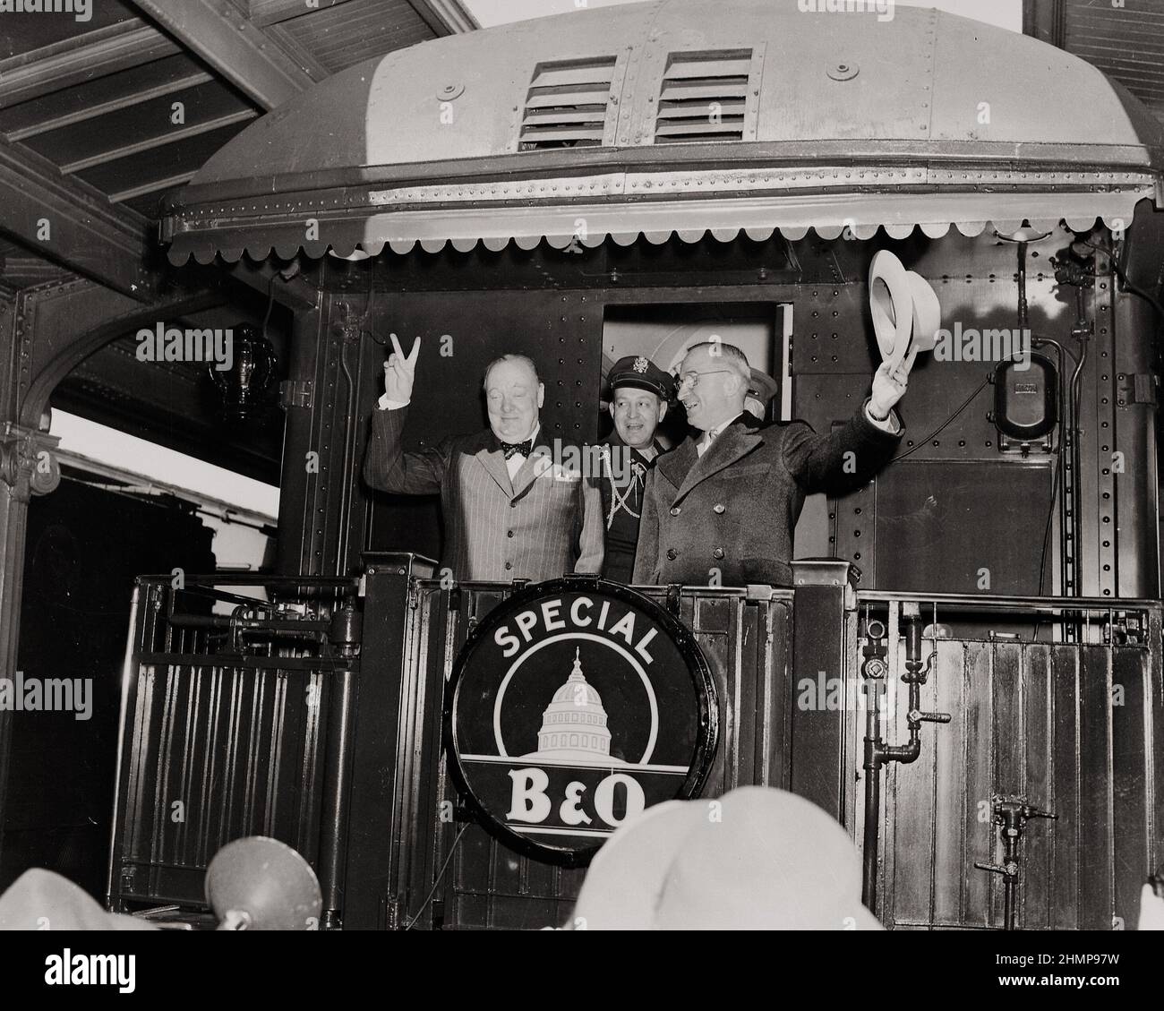 Le président Truman agite son chapeau et Winston Churchill fait clignoter son célèbre panneau « V for Victory » depuis la plate-forme arrière d'un train de Baltimore & Ohio. Banque D'Images