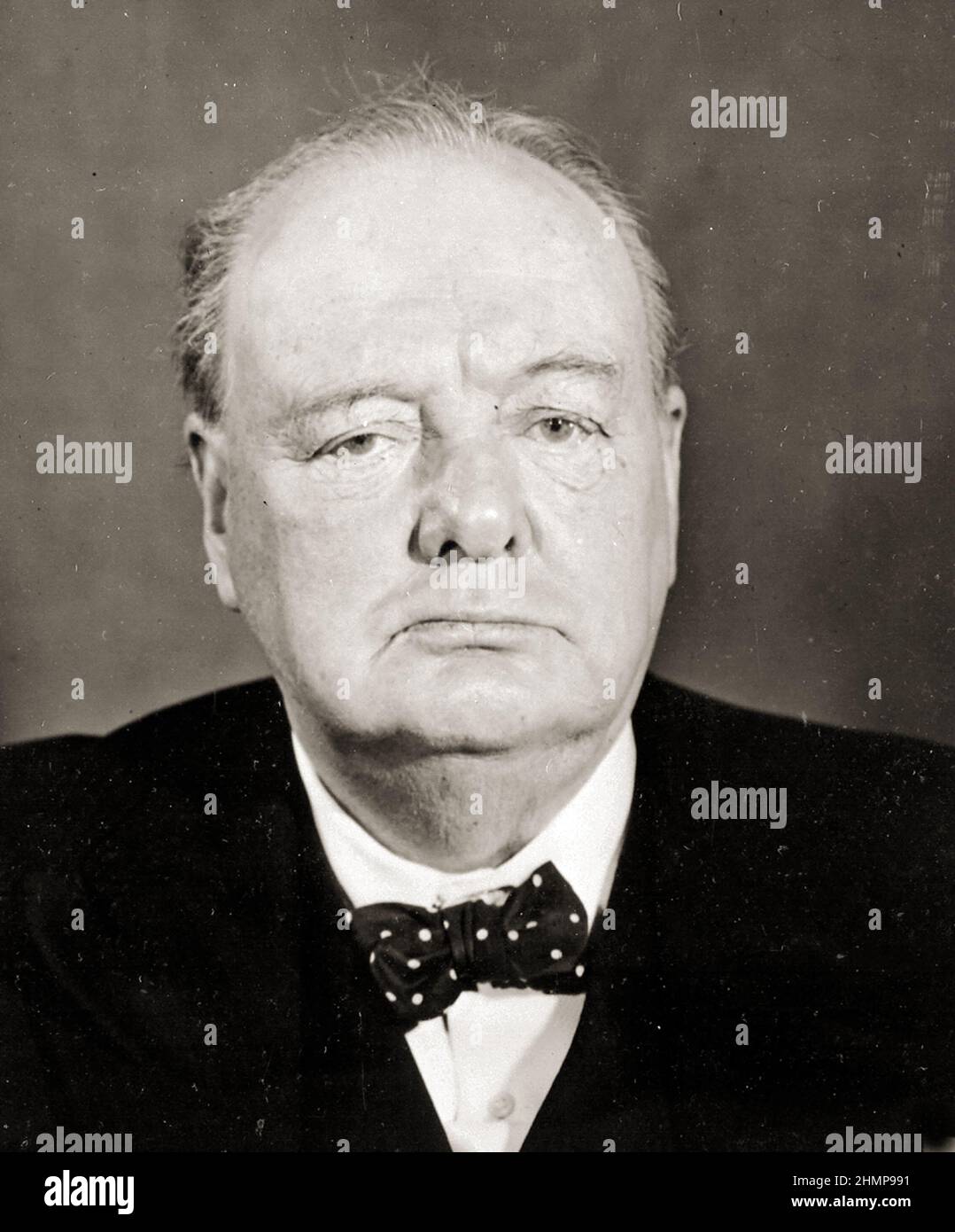 Portrait de Winston Churchill (1874-1965) – homme d'État britannique, officier de l'armée et écrivain. Photo du gouvernement britannique. Mars 1945 au 10 Downing Street. Banque D'Images