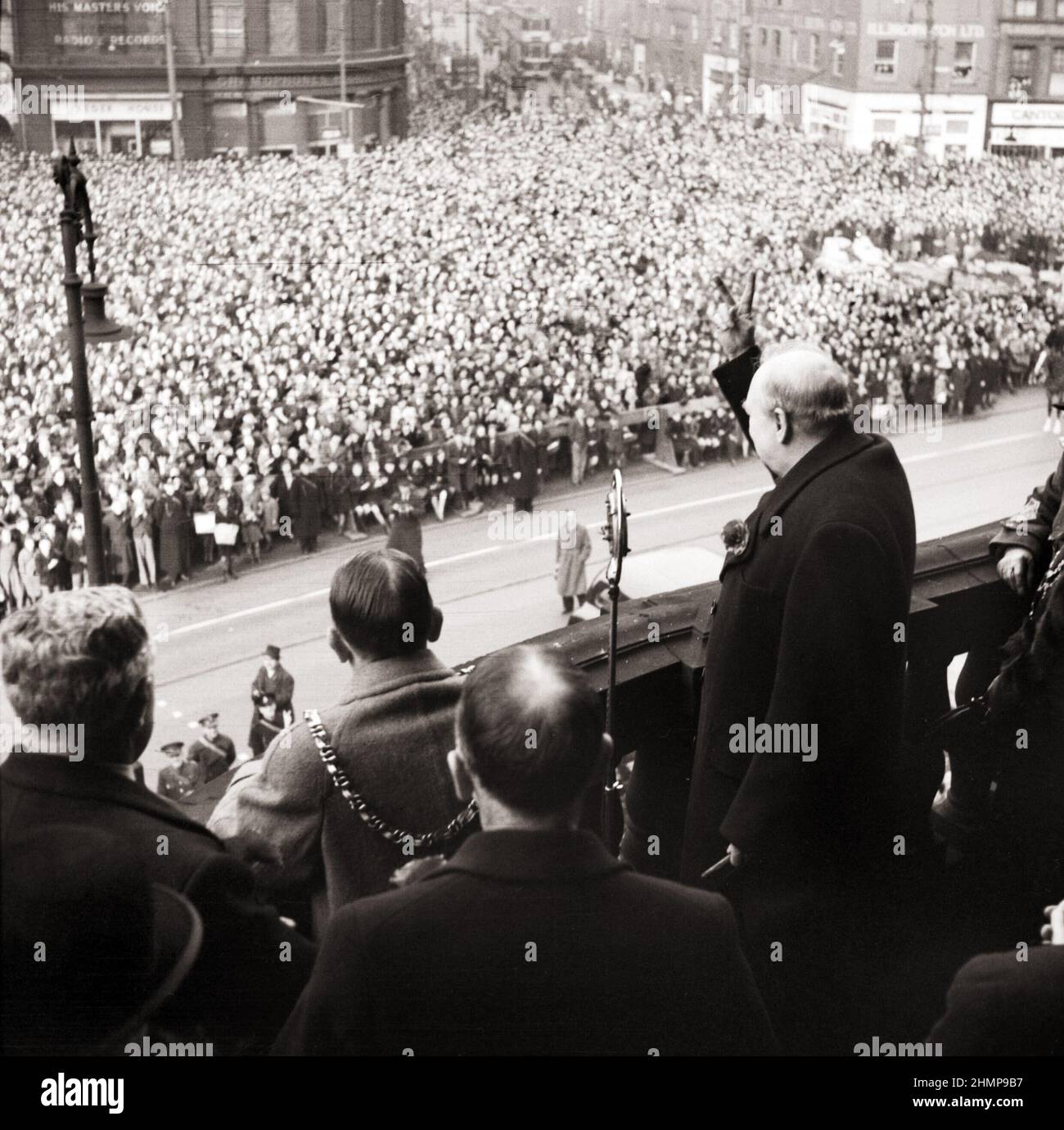 Winston Churchill 1874-1965 donne son célèbre panneau « V for Victory » tout en s'adressant à la foule depuis le balcon de l'hôtel de ville de Sheffield. Banque D'Images