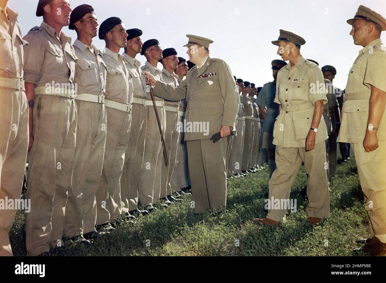 Winston Churchill inspecte des hommes des 4th hussards de la Reine à l’aérodrome de Loreto, en Italie, le 25 août 1944. Tanner (Capt), photo officielle du Bureau de la guerre. Banque D'Images