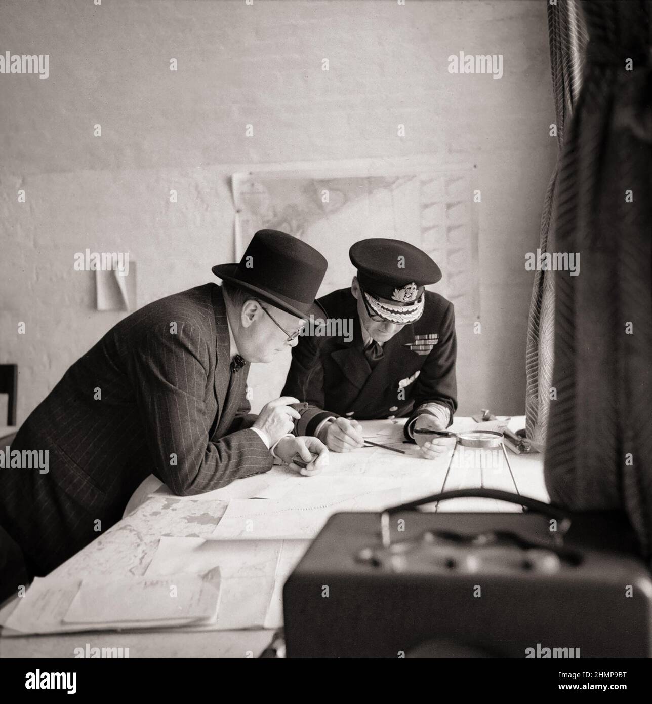 Winston Churchill étudie après des rapports d'action avec le vice-amiral Sir Bertram Ramsay, officier du drapeau, bande de Douvres, 28 août 1940. Photo de Horton. Banque D'Images