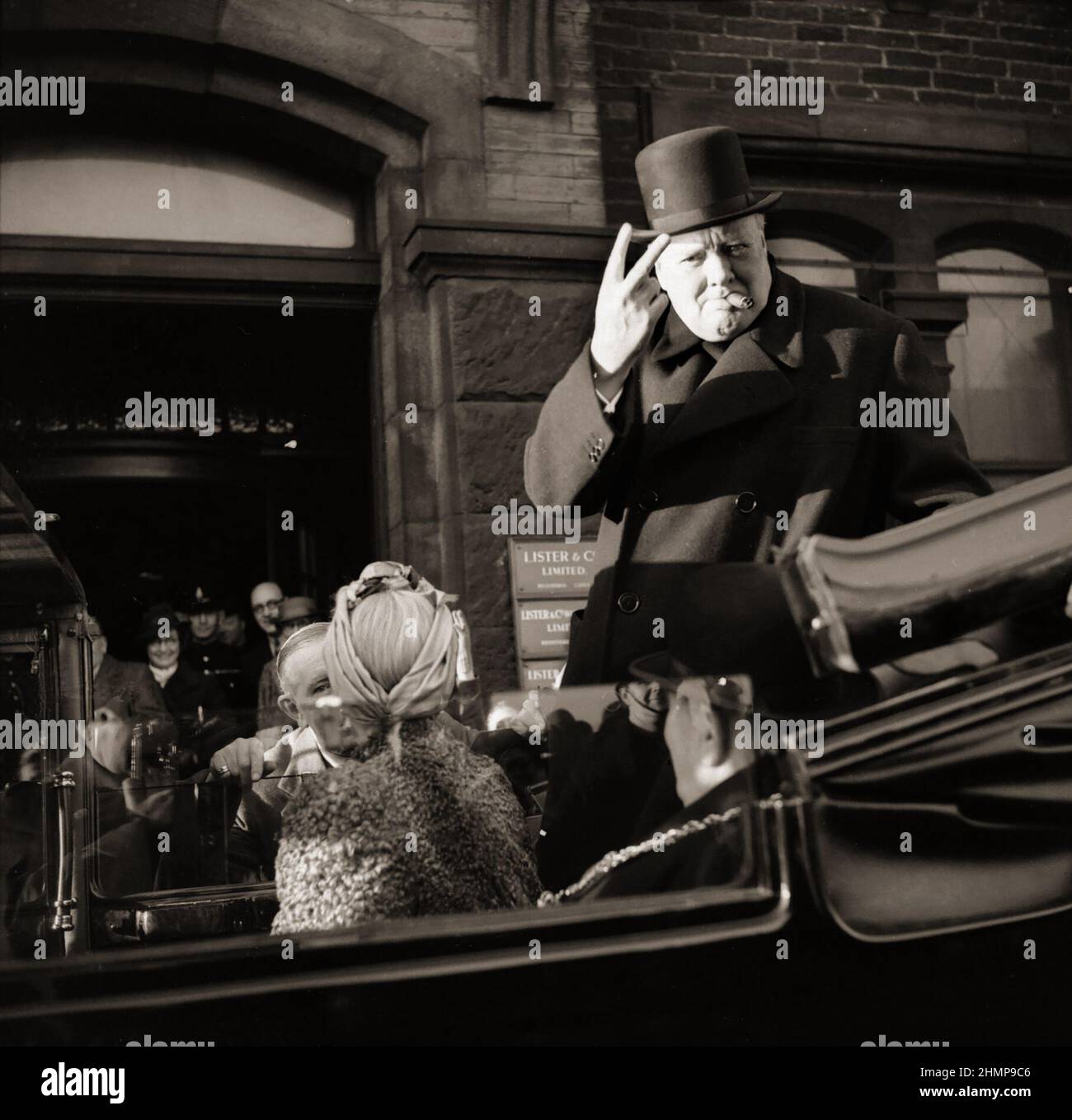 Winston Churchill 1874-1965, cigare en bouche, donne son célèbre V pour le signe de la victoire lors d’une visite à Bradford, le 4 décembre 1942. Banque D'Images
