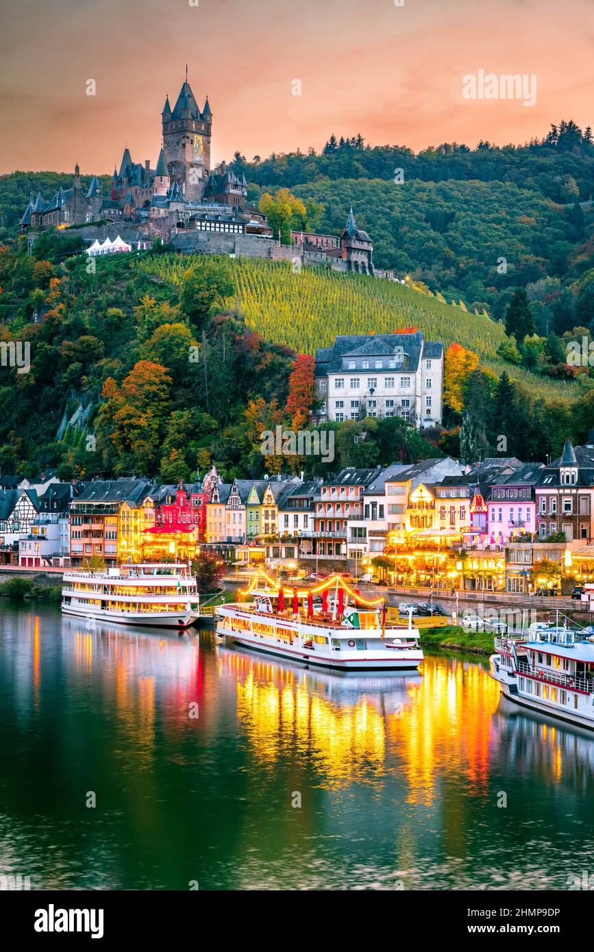Cochem, Allemagne. Magnifique coucher de soleil coloré avec romantique Moselle, automne Rhénanie-Palatinat. Banque D'Images