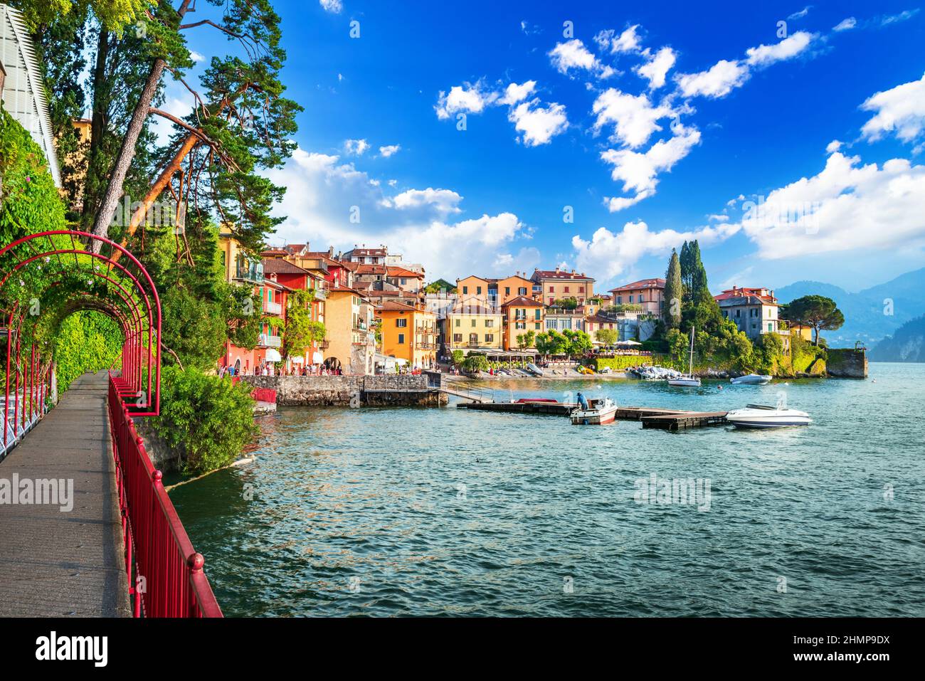 Varenna, Italie - village emblématique sur la côte de Lago di Como, Lombardie doit visiter la place italienne. Banque D'Images