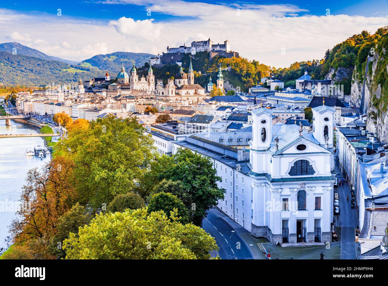 Salzbourg, Autriche. Belle vue sur la ville de Salzbourg avec le château de Hohensalzburg et la vieille ville, Salzburger Land, Autriche. Banque D'Images