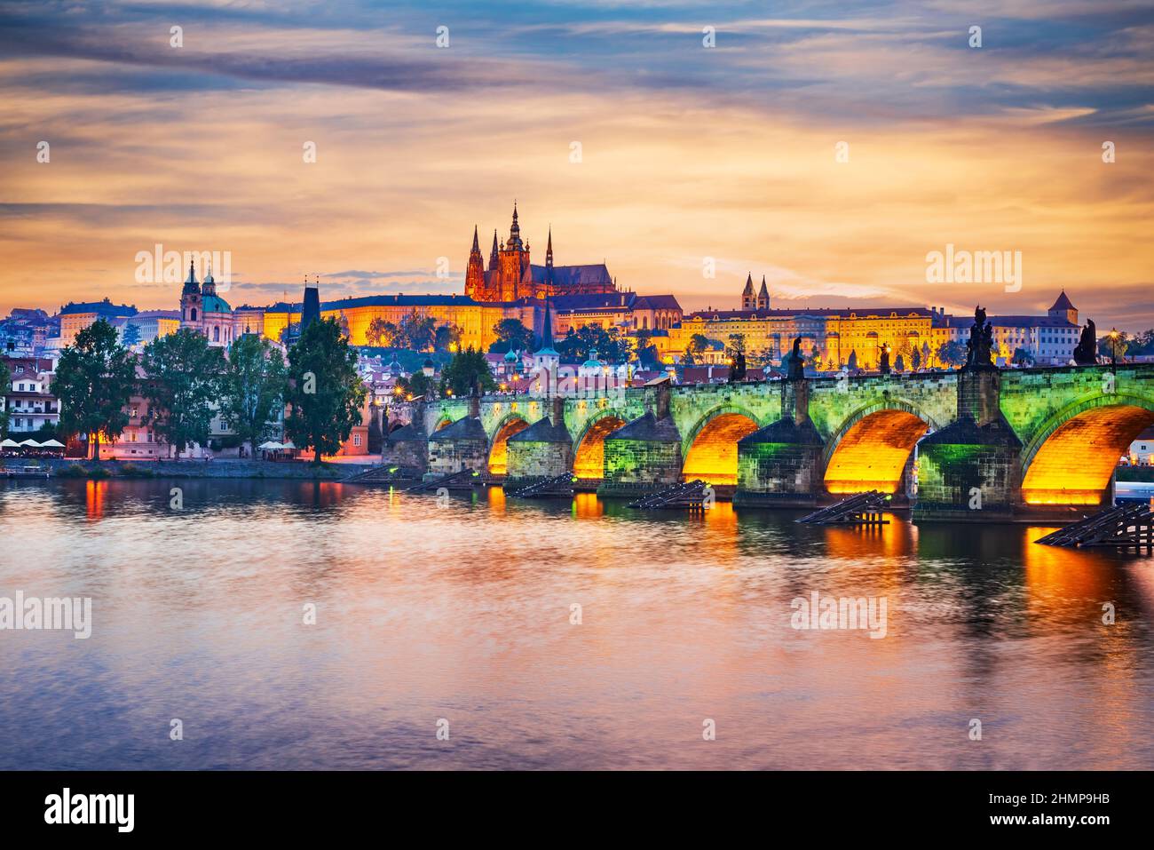 Prague, République tchèque. Le pont Charles et le Hrad avec la cathédrale de Vitus, la plus belle ville de Bohême. Banque D'Images
