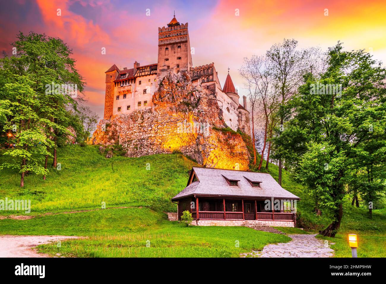 Le Château de Bran, Roumanie - Des images HDR image twilight de forteresse de Dracula en Transylvanie, monument médiéval. Banque D'Images